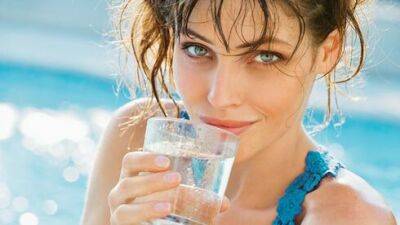 Раз и навсегда: когда полезнее пить холодную воду в Израиле, а когда - теплую