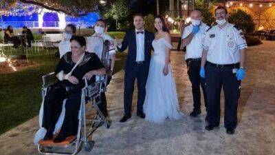 На свадьбу в Израиле въехала скорая помощь: "Вот ваша мама"