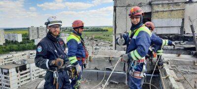 Харьковским ГСЧСникам разбирать завалы помогают канадские спасатели (фото)