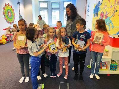 «Книжная скорая помощь»: как библиотекарь из России помогает маленьким беженцам в Праге