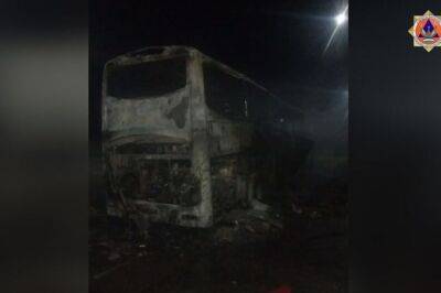 Пассажирский автобус загорелся на трассе в Турткуле