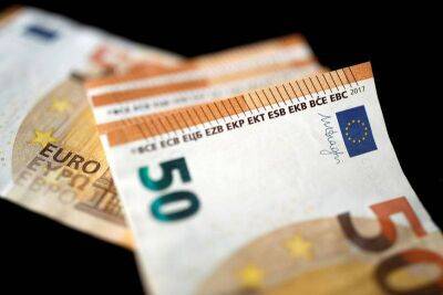 Доллар укрепляется к евро, иене и фунту