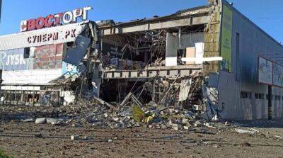 Обстрелы Харькова: войска рф ударили по супермаркету, также повреждены жилые дома