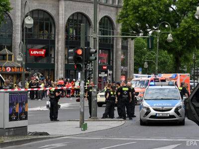 В Берлине автомобиль врезался в толпу, есть жертвы. В 2016 году в этом месте террорист убил 13 человек