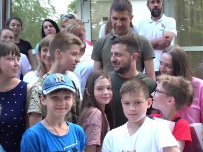 Президент в Запорожье встретился с вынужденными переселенцами из Мариуполя