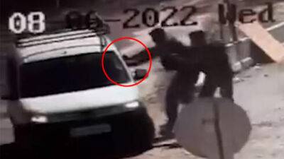 Видео: палестинский водитель выхватил оружие у израильского полицейского и скрылся