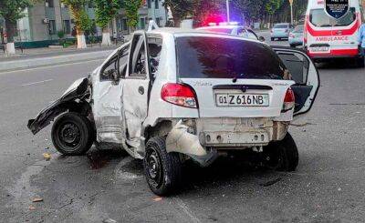В Ташкенте водитель "Матиза" на большой скорости въехал в дерево. Два человека погибли