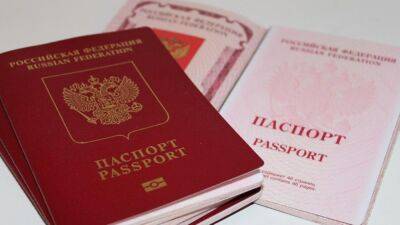 Россияне в Украине публично сжигают свои паспорта – ГУР