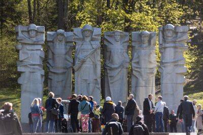 Советские скульптуры на кладбище в Вильнюсе будут демонтированы