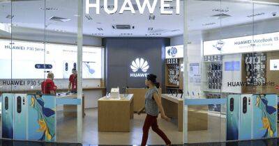 Huawei закрыла 4 официальных магазина в РФ: власти угрожают компании исками
