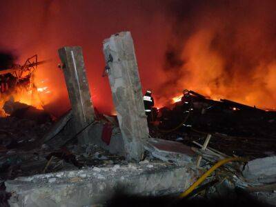 Ночной обстрел Харькова: погибли два человека, сгорели магазин, кафе и школьная библиотека (фото)