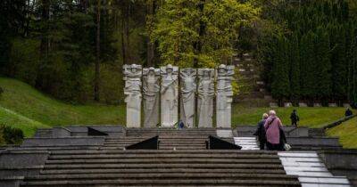 Ремигиюс Шимашюс - Литва - На кладбище в столице Литвы демонтируют советские скульптуры - dsnews.ua - Москва - Россия - Украина - Берлин - Литва - Вильнюс