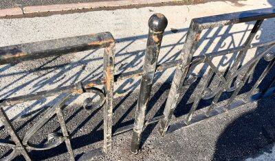 В Тобольске заменили старый забор на б/у ограждение со следами ржавчины