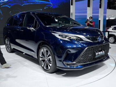 Toyota представила гибридный минивэн Granvia
