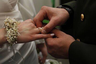 Любовь побеждает любые трудности: в Харькове сыграли свадьбы два бойца Нацгвардии (фото)