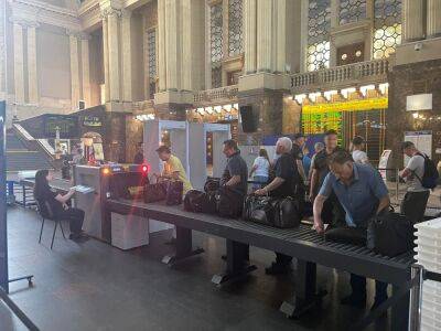 В Киеве на вокзале установили металлоискатели для проверки багажа пассажиров