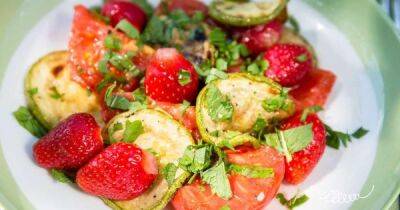 Сезонная ягода июня. Рецепты простых салатов с клубникой