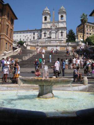 В Риме два американских туриста нанесли знаменитой Испанской лестнице повреждения на 25 тысяч евро