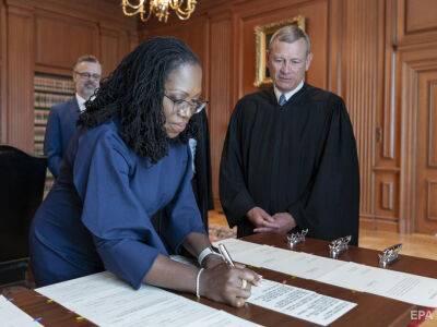 В США впервые членом Верховного суда стала темнокожая женщина