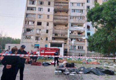 Російська авіація розбомбила 9-поверхівку на Одещині, тіла загиблих складають рядами (фото, відео)