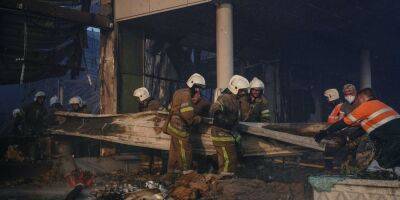 Вражеский ракетный удар по ТЦ в Кременчуге: спасатели обнаружили еще шесть фрагментов тел