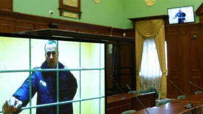 Соратники Навального сообщают о "пыточных условиях" для него в колонии