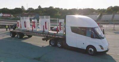 Электрический грузовик Tesla Semi впервые показали в действии (видео)