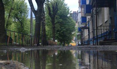 В Тобольске после открытия «Аптекарского сада» у подъездов домов осталась грязь