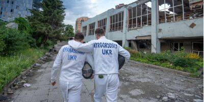 Сотни объектов повреждены. Фотограф снял украинских спортсменов среди руин