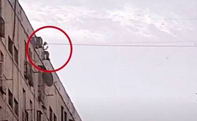 Правоохранители спасли подростка, который пытался спрыгнуть с девятиэтажки в Ташкенте