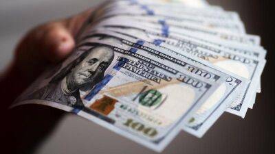 Украинцы продали валюты на $207 миллионов больше, чем купили