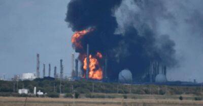 В США на заводе по производству сжиженного газа разгорелся сильный пожар (видео)