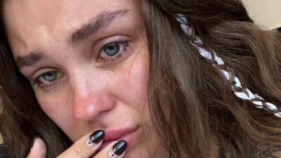 Заплаканная солистка KAZKA Зарицкая поделилась трагическим известием: "Я не могу в это поверить..."