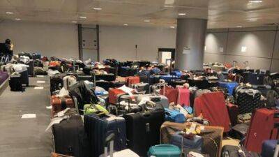 Хаос в Бен-Гурионе: сотни потерянных чемоданов ждут владельцев, пассажиры часами ищут багаж