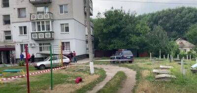 Тела супружеской пары нашли возле подъезда: кадры трагедии на Днепропетровщине