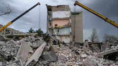 Война в Украине: обстрел жилого дома в Часов Яре