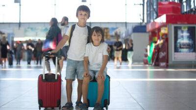 Как пережить очереди в аэропорту, если с вами дети