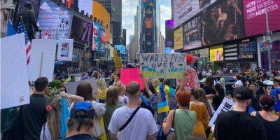 Сотни людей вышли на улицы Нью-Йорка, чтобы напомнить, что война в Украине продолжается