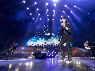 Scorpions в Израиле подняли на сцене флаг Украины и спели хит Winds of Change в поддержку украинцев