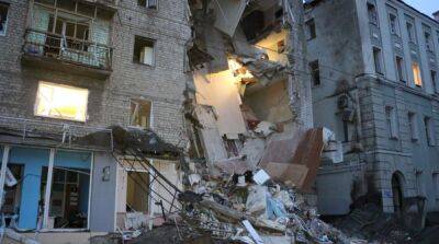 Ракетные удары по Харькову: ГСЧС опубликовала фото последствий попадания в жилой дом