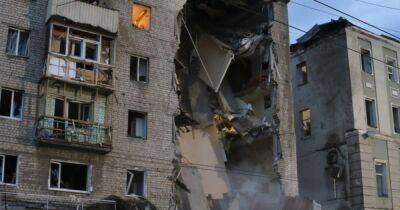 Войска РФ попали ракетой в жилой дом в центре Харькова (фото)