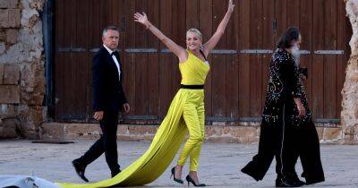 64-летняя Шэрон Стоун появилась на модном показе в роскошном комбинезоне лимонного цвета
