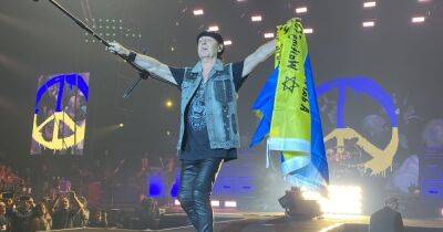 Лидер Scorpions поднял флаг Украины на концерте группы в Тель-Авиве (видео)
