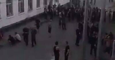 В сети появилось видео из колонии в РФ, заключенных которой агитируют ехать на войну