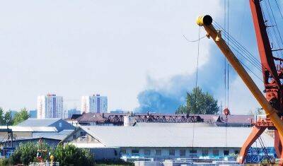 В Тюмени горит административное здание на улице 30 лет Победы