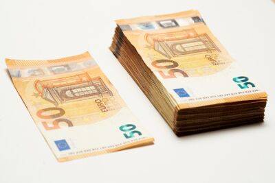 Евро впервые за время существования сравнялся с долларом