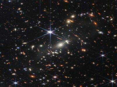 Байден опубликовал первые снимки далеких галактик из телескопа "Джеймс Уэбб"