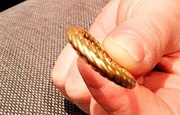 В Норвегии девушка случайно купила на аукционе золотое кольцо викингов