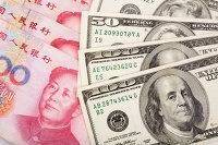 Юань и евро снижаются против доллара на торгах во вторник