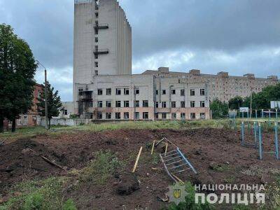 Ночной обстрел Харькова: ракета попала во двор между домами, на месте взрыва – воронка (фото)